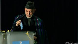 Хамид Карзай голосует на выборах