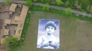 Vista aérea de foto de niña en campo en Pakistán