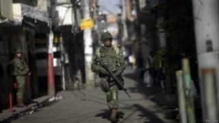 Militar patrulha favela da Maré, no Rio de Janeiro (foto: Reuters)