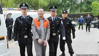 秦火火抵达法庭(2014年4月11日)