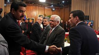 Maduro (esq.) e Capriles se reuniram em Caracas (AFP/Getty)
