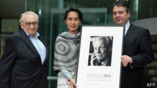 Daw Aung San Suu Kyi receives Willyt Brandt award