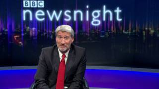Jeremy Paxman apresenta sua última edição do programa Newsnight (BBC)