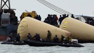 Mergulhadores buscam sobreviventes de naufrágio de balsa na Coreia do Sul | Crédito: AP