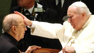Marcial Maciel, fundador de Los Legionarios de Cristo con el papa Juan Pablo II