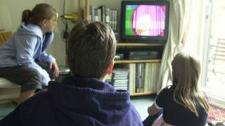 Crianças assistindo TV (BBC)