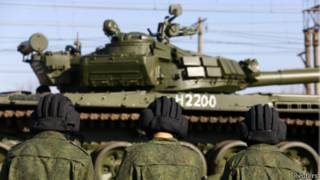 Российские военнослужащие и бронетехника в Крыму