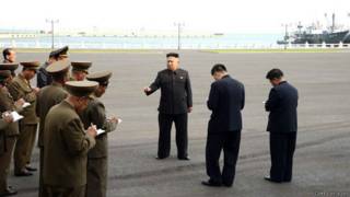 Kim Jong-un junto a membros do Exército | Foto: Getty