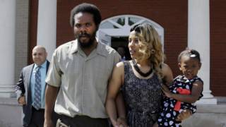 Cornealious "Mike" Anderson sai de tribunal com a mulher e a filha (foto: AP)