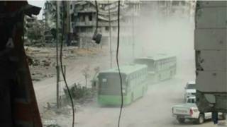 Rebeldes se retiram de Homs em ônibus (foto: BBC)