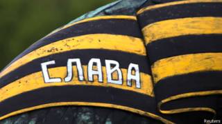 Георгиевская лента на памятнике советскому воину в берлинском Трептов-парке (24 апреля 2014 года)