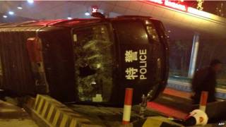 警車和警察成為公眾發洩憤怒的目標