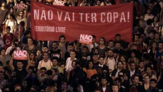 Ativistas contrários à Copa fazem manifestação em São Paulo (foto: AP)