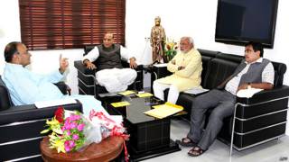 गांधीनगर में बैठक करते नरेंद्र मोदी, राजनाथ सिंह, अरुण जेटली और नितिन गडकरी