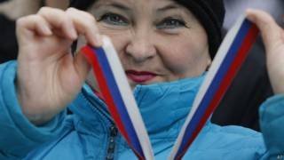 Активистка с ленточкой-триколором