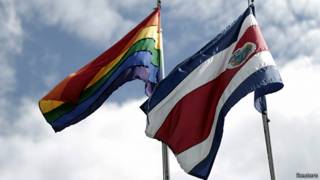 Bandera gay en la Casa Presidencial de Costa Rica