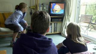 Crianças assistindo à TV | Crédito: BBC
