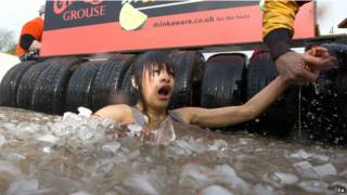 mujer nadando en hielo