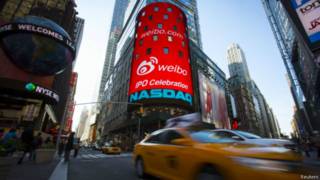 Telas na Times Square, de NY, comemoram lançamento de ações do microblog chinês Weibo na bolsa Nasdaq