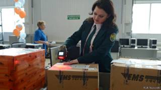 Сотрудница обрабатывает поступившие посылки в открывшемся месте международного почтового обмена в аэропорту "Толмачево" в Новосибирске