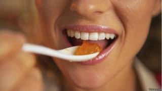 Mujer comiendo