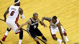 Tony Parker contra Mario Chalmers y LeBron James