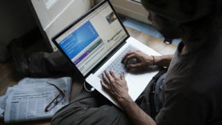 Hombre con computadora