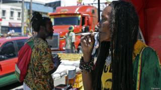 Jamaiquina fumando marihuana