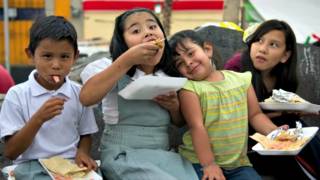Niños comen tacos en Plaza Garibaldi de Ciudad de México. Foto: AFP/Getty