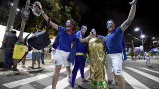 Torcedores franceses comemoram vitória sobre a Suíça (AFP/Getty)