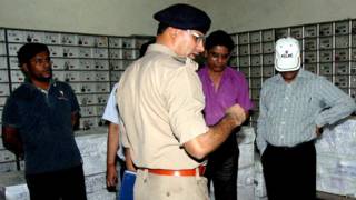 गाज़ियाबाद पेपर लीक की जाँच करते पुलिस अधिकारी