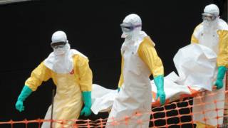 "Médicos sem Fronteiras" carrega corpo de vítima do vírus Ebola em Guekedou (AFP)