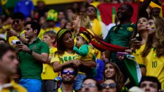 Torcedores brasileiros no estádio Mané Garrincha / Crédito da foto: AFP