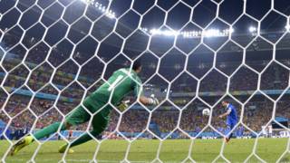 Goleiro da Costa Rica defende pênalti da Grécia (AFP)