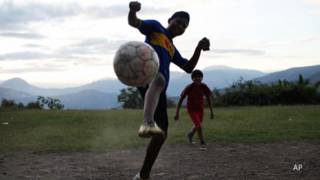 Menores juegan con un balón