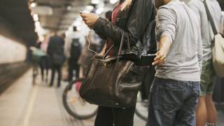 Карманник орудует на станции метро