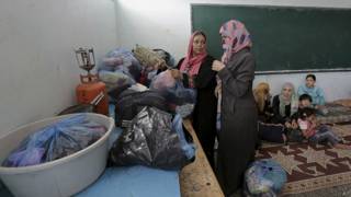 Palestinos se refugian en una escuela de la ONU en Gaza