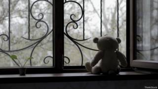 Urso de pelúcia na janela (ThinkStock)