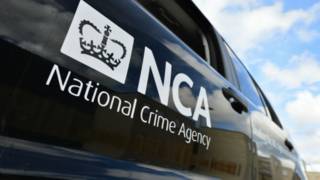 Carro com logotipo da agência britânica de combate a crimes graves (PA)