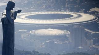 Cristo Redentor com Maracanã ao fundo (Reuters)