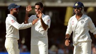 साथी खिलाड़ियों के साथ भुवनेश्वर कुमार