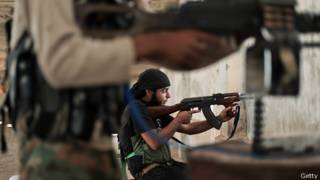 Militantes de ISIS atacando en Siria
