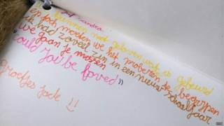 Alunos escrevem mensagem à professora morta em queda de avião na Ucrânia | Crédito: BBC