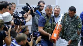 Передача "черных ящиков" Боинга MH17