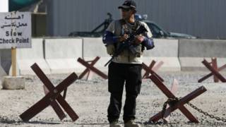 Contratista de seguridad extranjero frente al aeropuerto de Kabul