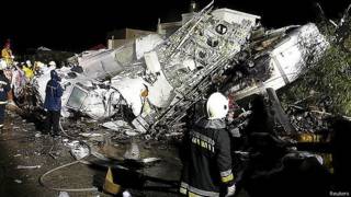 Avión se estrella en Taiwan