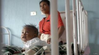 Madre cuida de hijo desnutrido en la capital guatemalteca, en una imagen de 2009.