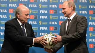 الرئيس الروسي فلاديمير بوتين مع رئيس الاتحاد الدولي لكرة القدم