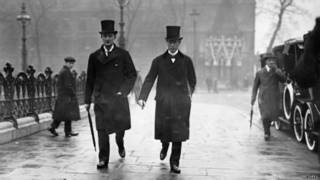 Sir Edward Grey (a la izquierda), secretario de Relaciones Exteriores británico