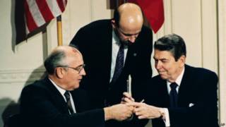 Ronald Reagan (à dir.) e Mikhail Gorbachev (à esq) assinam tratado em 1987 (foto: AP)